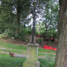 Kříž u autobusové zastávky v Dudíně