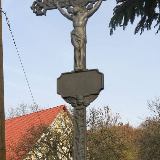 Kříž na návsi v osadě Vinné