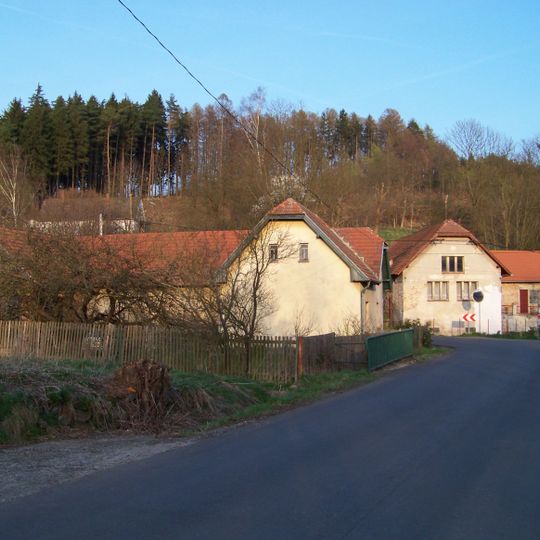 Most Lomnické ulice přes potok v Dolní Lomnici