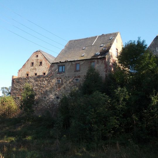 Südliches Wohnstallhaus, zwei Seitengebäude und Scheune eines Vierseithofes sowie Brücke und Allee