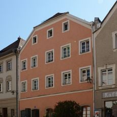 Wohnhaus mit Laden