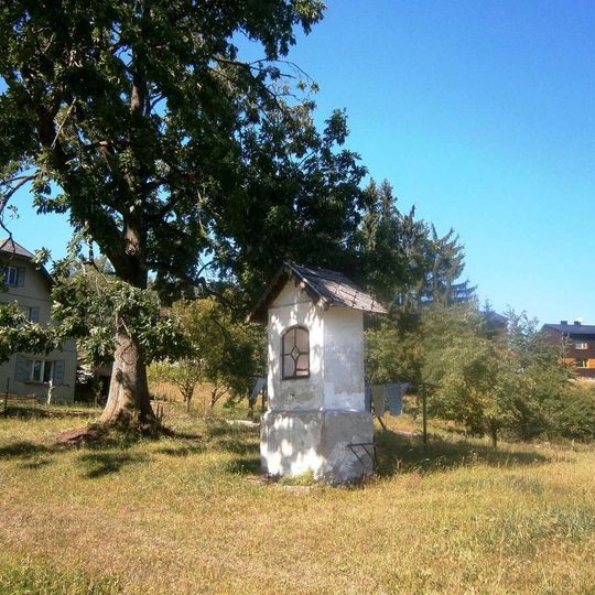 Kaplička ve Stříbrnicích poblíž kostela