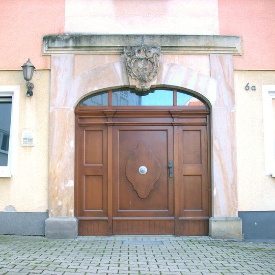 Barockes Portal mit Wappenkartusche aus Sandstein Robert-Koch-Straße 6a