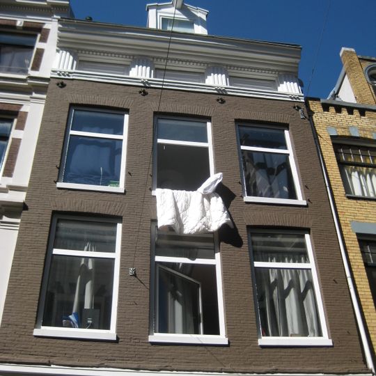 Pand met gevel onder rechte lijst met triglyfen