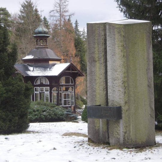 Plastika Chráněné krajinné oblasti Jeseníky u Pitného pavilonu v Karlově Studánce