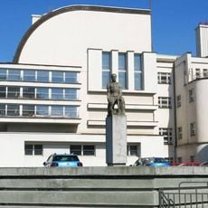 Socha u průmyslové školy v Mladé Boleslavi