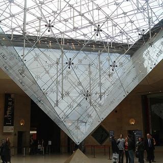 Pirámide invertida del Louvre