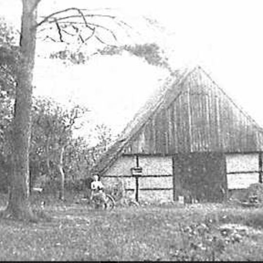 Saksische houten wagenschuur onder rieten zadeldak