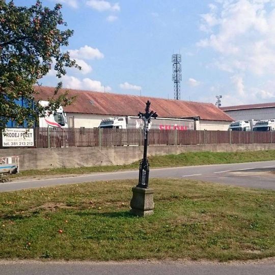 Kříž západně od Košic na křižovatce