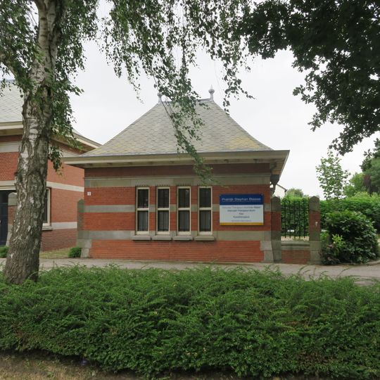 Toiletgebouw bij stationsgebouw