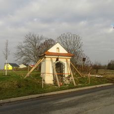 Kaplička v Drahanovicích u hlavní silnice