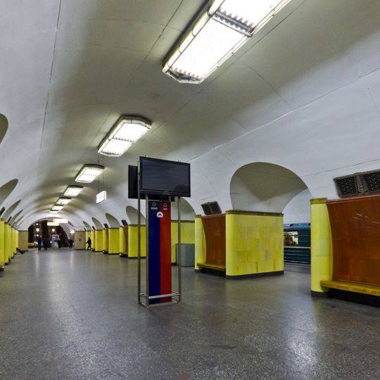 Перронный зал станции метро Рижская