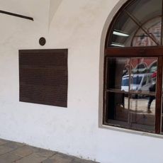 Pamětní deska u městského úřadu Telč