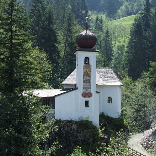 Stampfanger-Kapelle mit Brücke und Kreuzgruppe