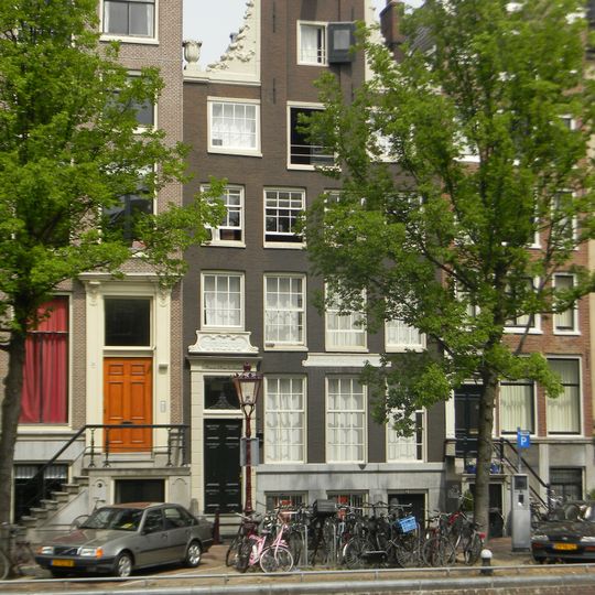 Pand met halsgevel met lisenen