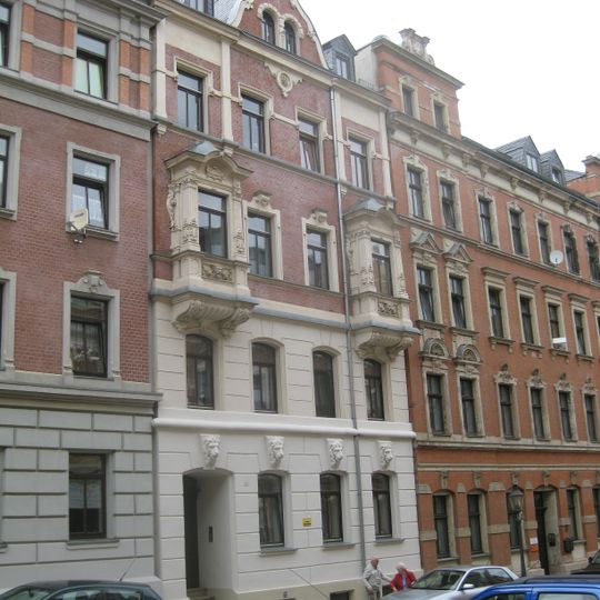 Mietshaus in geschlossener Bebauung Uhlandstraße 13