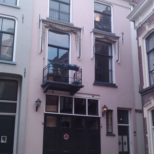 Onderkelderd pand met gepleisterde lijstgevel