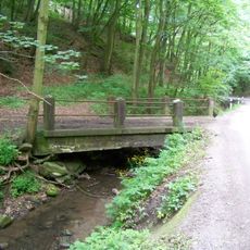 Můstek přes Budňanský potok na odbočení cesty ze silnice III/11620 nad Karlštejnem po okraji lesa