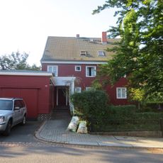 Wohnhaus in offener Bebauung mit Garage, Garten und Pergola Trinitatisstraße 20