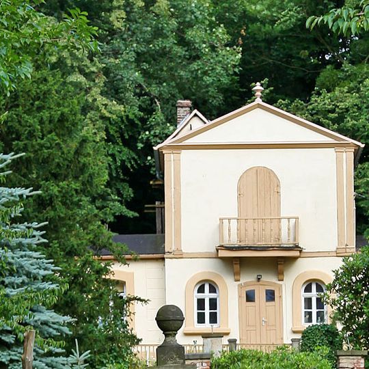 Langbeinscher Garten mit Gartenhaus; Lustgarten, darin klassizistisches Gartenhaus, kleine Treppenanlage sowie Bruchsteinmauer am Weg und Scheune außerhalb der Einfriedung Schloßstraße 16