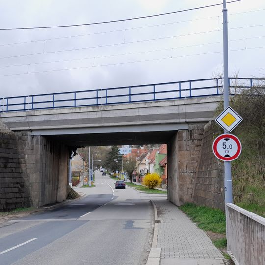 Železniční most přes Jandáskovu ulici