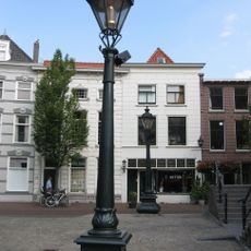 Twee identieke gietijzeren lantaarnpalen