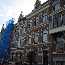 Pand in neo-renaissance trant uit het met geblokte ontlastingsbogen en kroonlijst