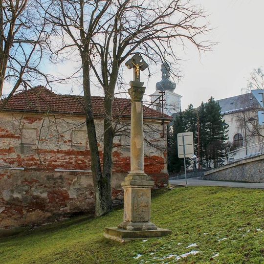 Sloup s křížkem ve Štítech na rozcestí