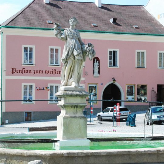 Retz Stadt Brunnen mit Figur