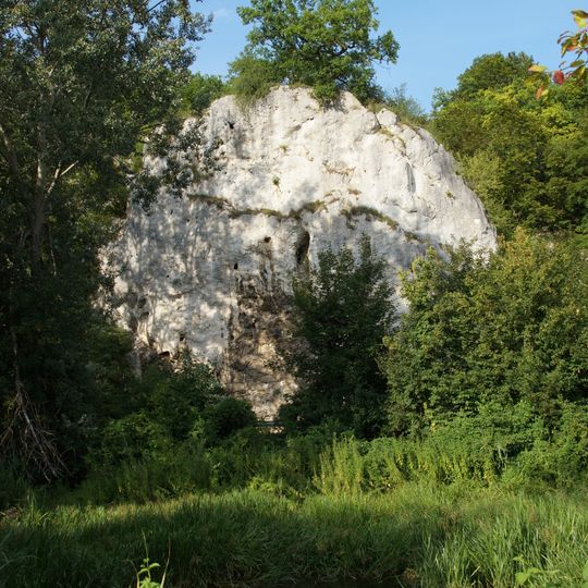 Felshang mit Höhle 100 m S von der Sinzinger Autobahnbrücke