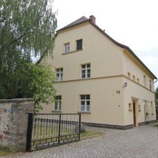 Pfarrhaus und Gemeindehaus eines Pfarrhofes, mit Pfarrgarten und Einfriedungsmauer Dorfplatz 32