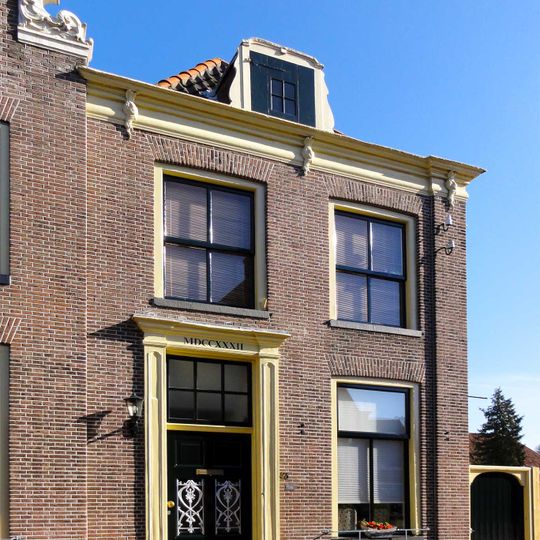 Pand met gevel tussen hoekpilaster en façade van nr. 41 met gebogen geprofileerde kroonlijst met gesneden consoles