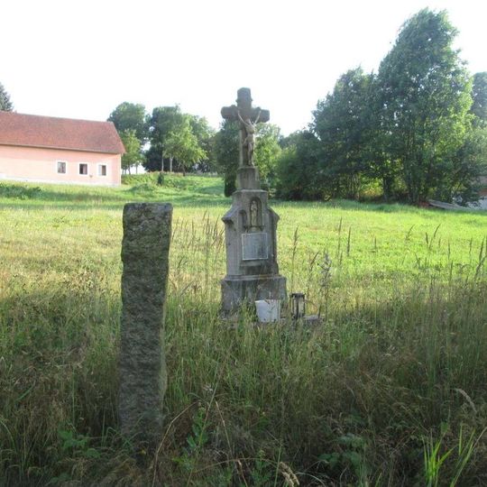 Kříž v Útěchovicích v zahradě