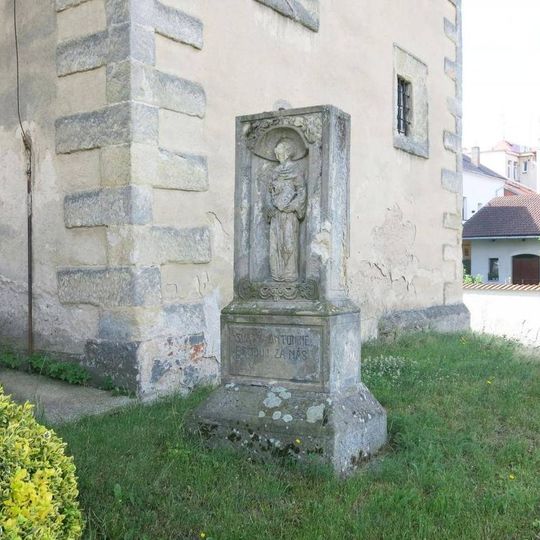 Podstavec sochy svatého Antonína u kostela svatého Bartoloměje v Bakově nad Jizerou