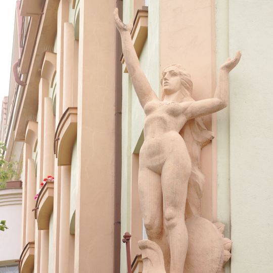 Socha ženy na rohu domu Václavkova 20