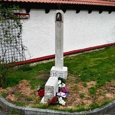 Sloup s kapličkou na Manském Dvoře