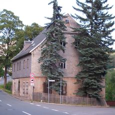 Ehemaliger Gasthof in offener Bebauung (heute Wohnhaus), mit Anbau und seitlicher Stützmauer Karlsbader Straße 9