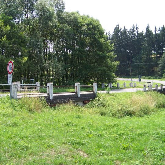 Inundační most silnice III/11818 severně od mostu přes Líšnický potok