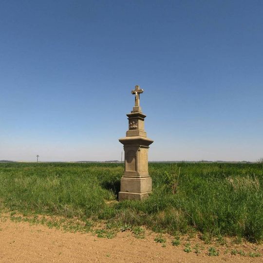 Kříž u Morkovic vedle polní cesty