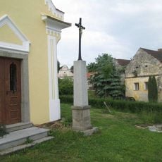 Kříž u kaple v Džroužeticích