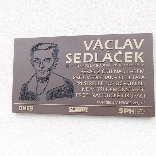 Pamětní deska Václava Sedláčka na hřbitově v Braníku