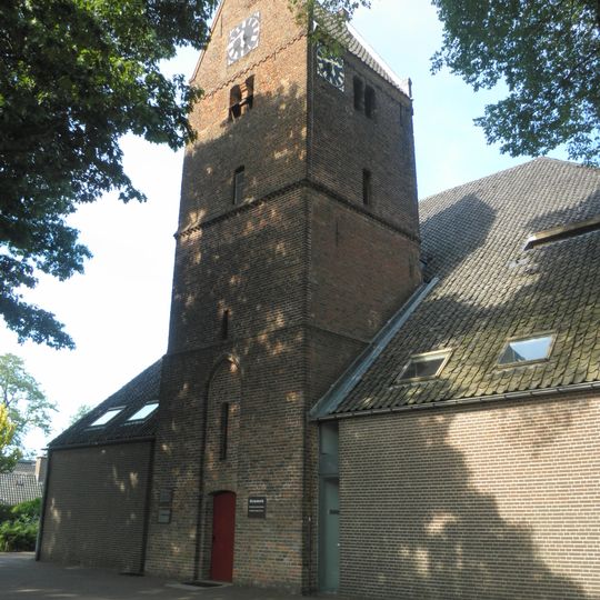 Toren van de Hervormde Kerk : drie geledingen met zadeldak. Segmentboogvormige ingang in hoge spitsboognis