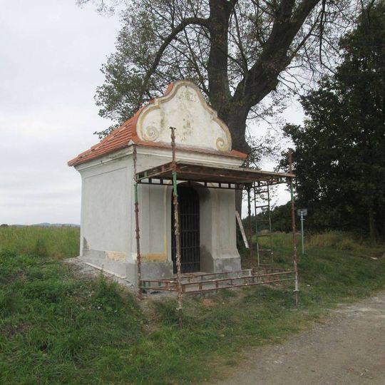Kaplička západně od Horních Chrášťan u rozcestí