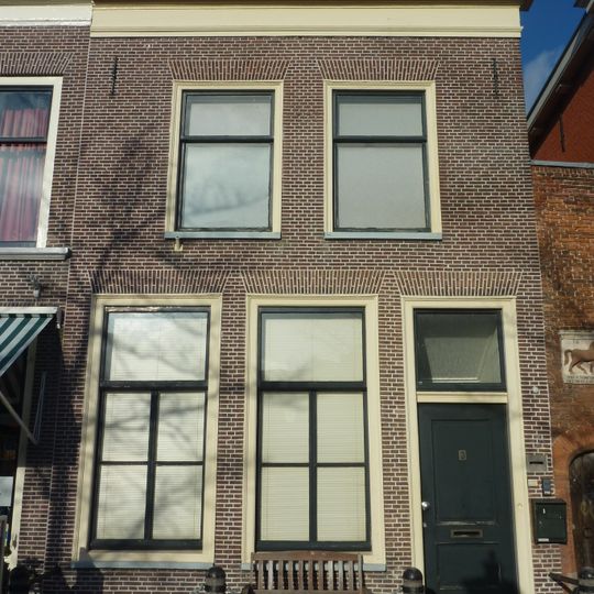 Pand met lijstgevel. Stoephek en palen