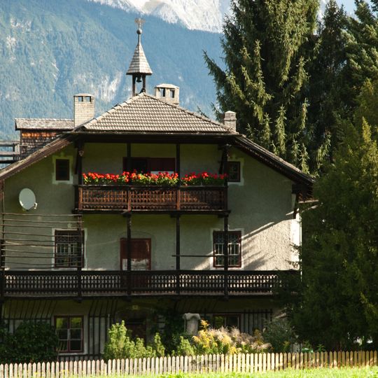 Schaffer-Villa mit Rundturm und Garteneinfriedung