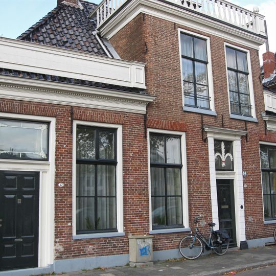 Pand met in het midden verhoogde gevel