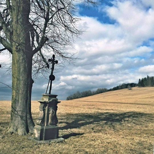 Kříž severně od Strážné u silnice