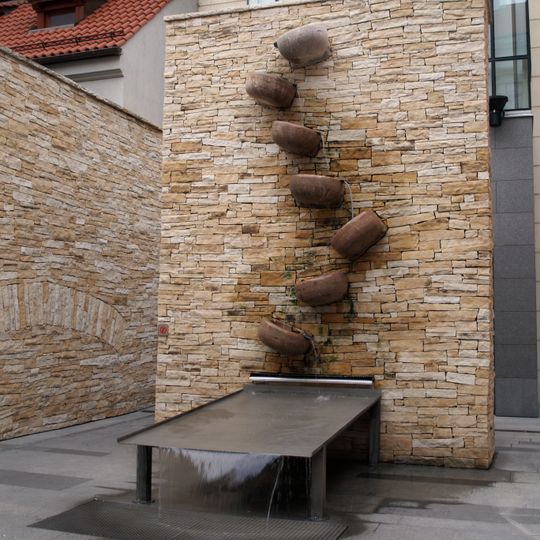 Moderní fontána v areálu Palladia v Praze