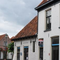 Klein, gepleisterd huisje onder pannen schilddak