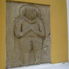 Reliéf v kostelním areálu v Rouchovanech